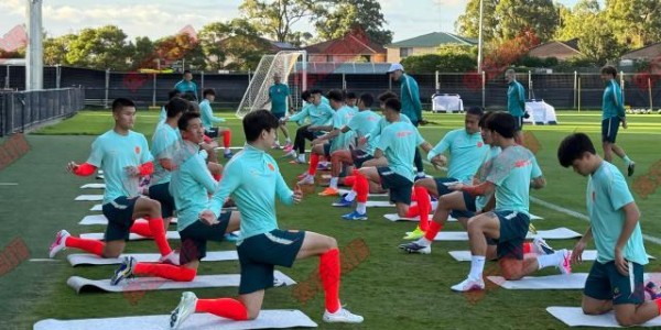 国足抵达悉尼当晚开练 “接班”女足U23国脚单练